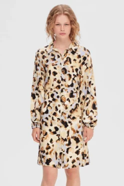 Vestido camisero corto con animal print confeccionado 100% con Lenzing ECOVERO