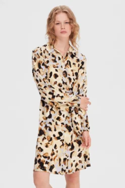 Vestido camisero corto con animal print confeccionado 100% con Lenzing ECOVERO