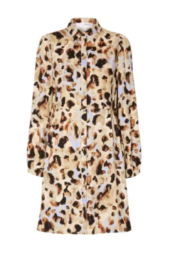 Vestido camisero corto con animal print confeccionado 100% con Lenzing ECOVERO