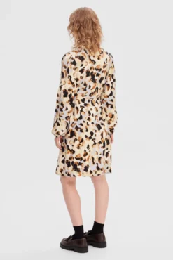 Vestido camisero corto con animal print confeccionado 100% con Lenzing ECOVERO