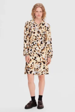 Vestido camisero corto con animal print confeccionado 100% con Lenzing ECOVERO