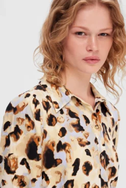 Vestido camisero corto con animal print confeccionado 100% con Lenzing ECOVERO