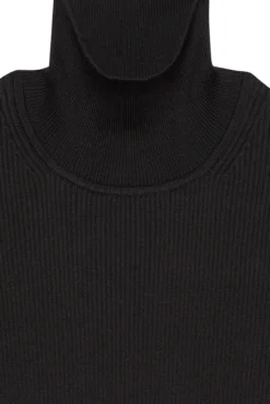 Vestido con cuello alto