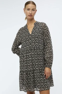 Vestido corto a capas