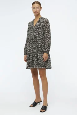 Vestido corto a capas