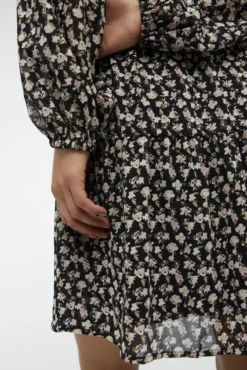 Vestido corto a capas