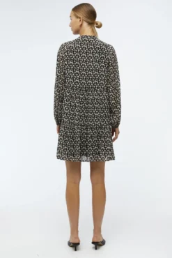 Vestido corto a capas