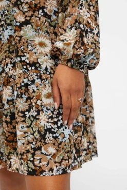 Vestido corto a capas