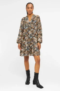 Vestido corto a capas