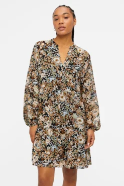 Vestido corto a capas