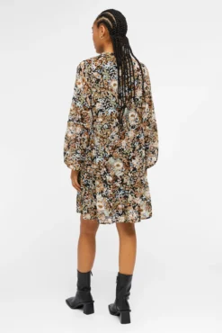 Vestido corto a capas
