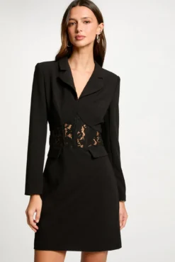 Vestido corto ajustado encaje