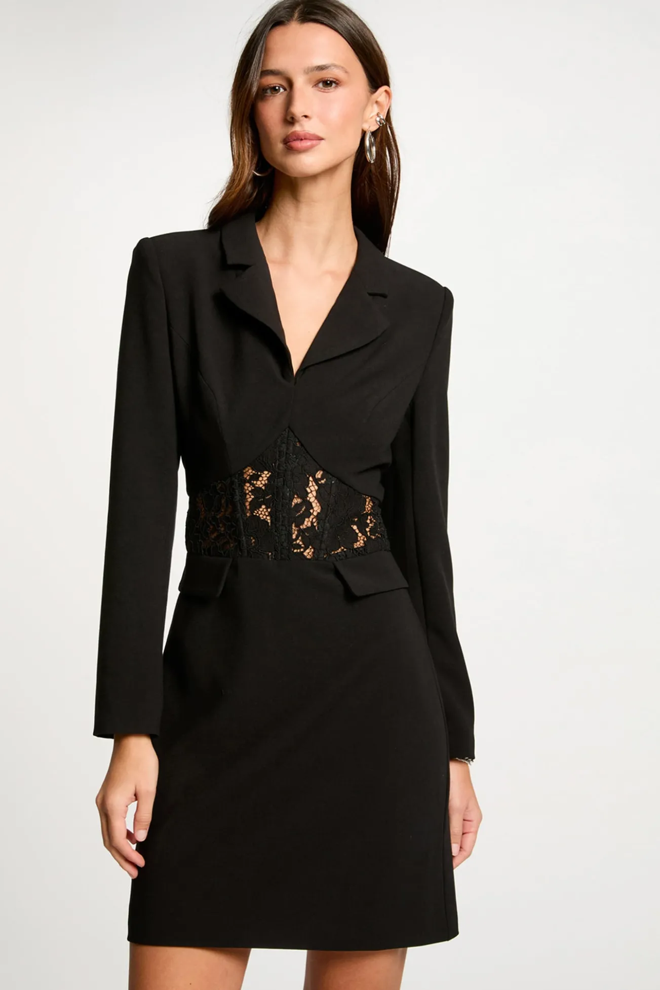 Vestido corto ajustado encaje
