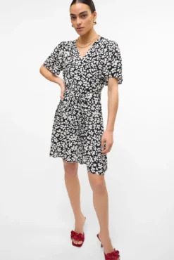 Vestido corto con botones