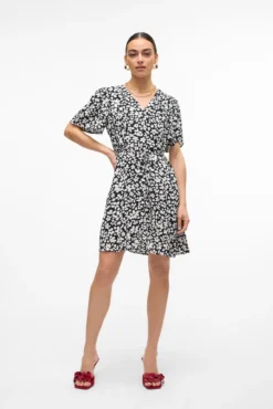 Vestido corto con botones