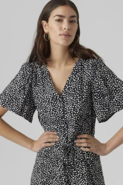Vestido corto con botones