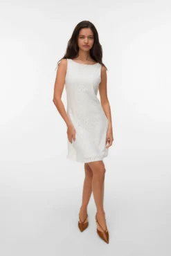 Vestido corto con calados