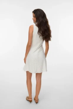 Vestido corto con calados