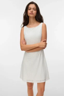 Vestido corto con calados