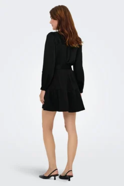 Vestido corto con cinturón