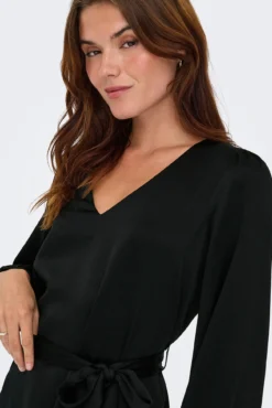 Vestido corto con cinturón