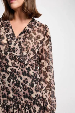 Vestido corto con cuello en V