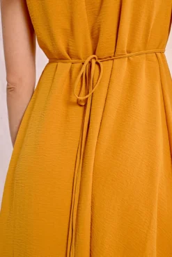 Vestido corto con escote halter