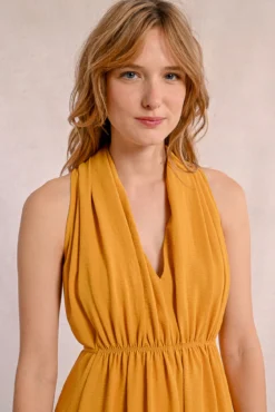 Vestido corto con escote halter
