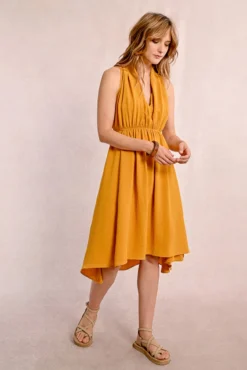 Vestido corto con escote halter