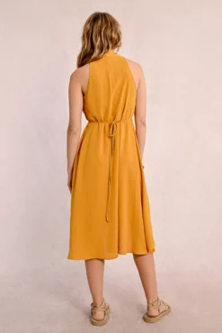 Vestido corto con escote halter