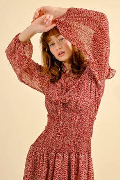 Vestido corto con estampado y volantes