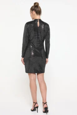 Vestido corto con manga larga