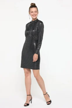 Vestido corto con manga larga