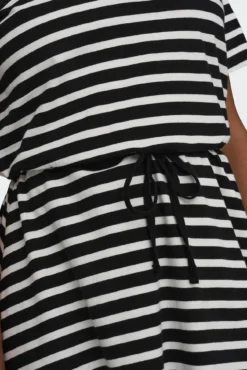 Vestido corto corte regular cuello en V