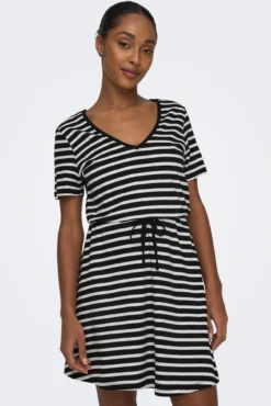 Vestido corto corte regular cuello en V