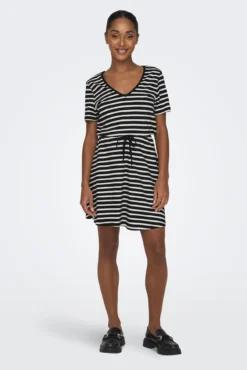 Vestido corto corte regular cuello en V