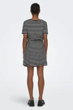 Vestido corto corte regular cuello en V