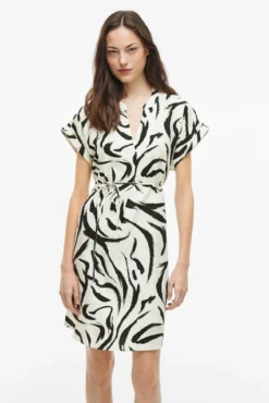 Vestido corto cuello mao con viscosa