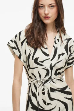 Vestido corto cuello mao con viscosa
