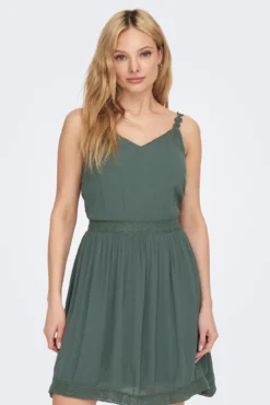 Vestido corto cuello pico