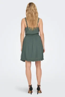 Vestido corto cuello pico