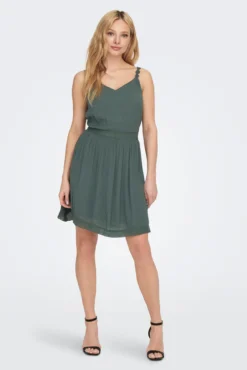 Vestido corto cuello pico