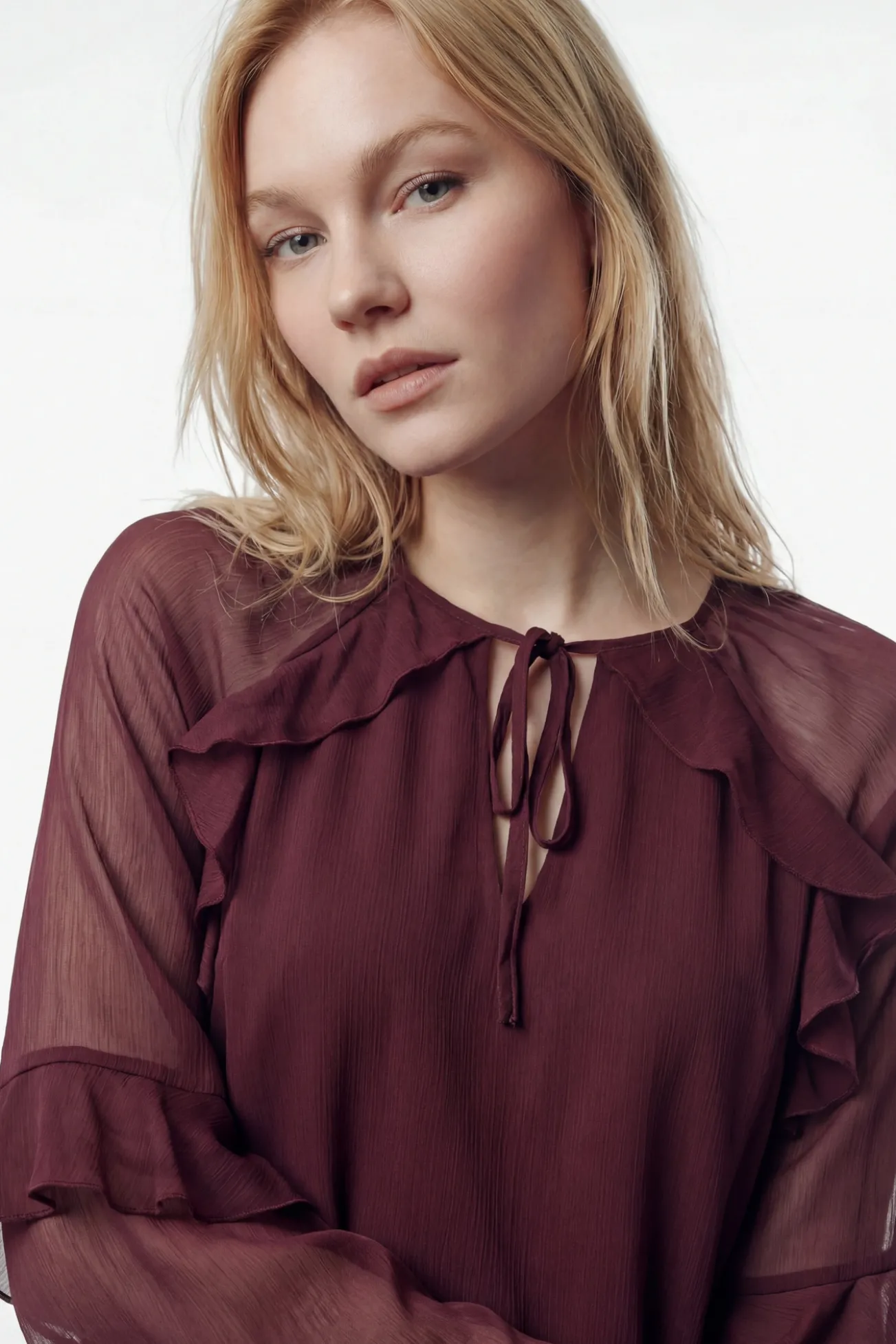 Vestido corto de gasa con volantes