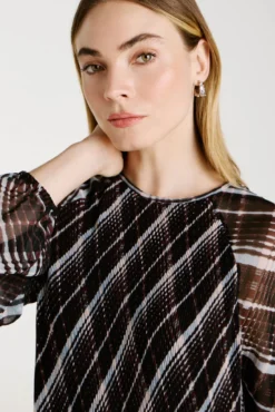 Vestido corto de gasa plisado