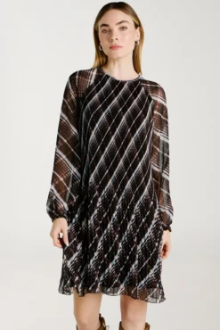 Vestido corto de gasa plisado