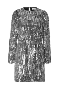 Vestido corto de lentejuelas confeccionado con materiales reciclados.