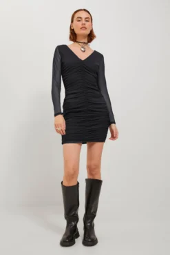 Vestido corto de malla forrado de mujer