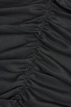Vestido corto de malla forrado de mujer