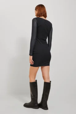 Vestido corto de malla forrado de mujer