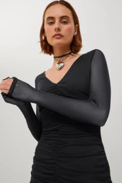 Vestido corto de malla forrado de mujer